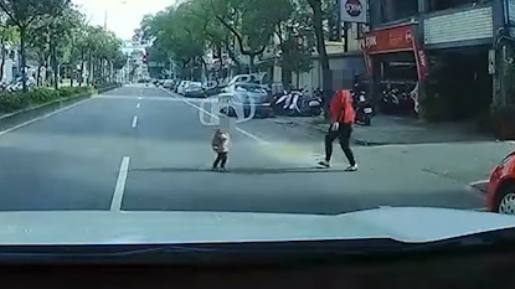 家長追出來。（圖／Facebook我是三峽人 iSanxia）