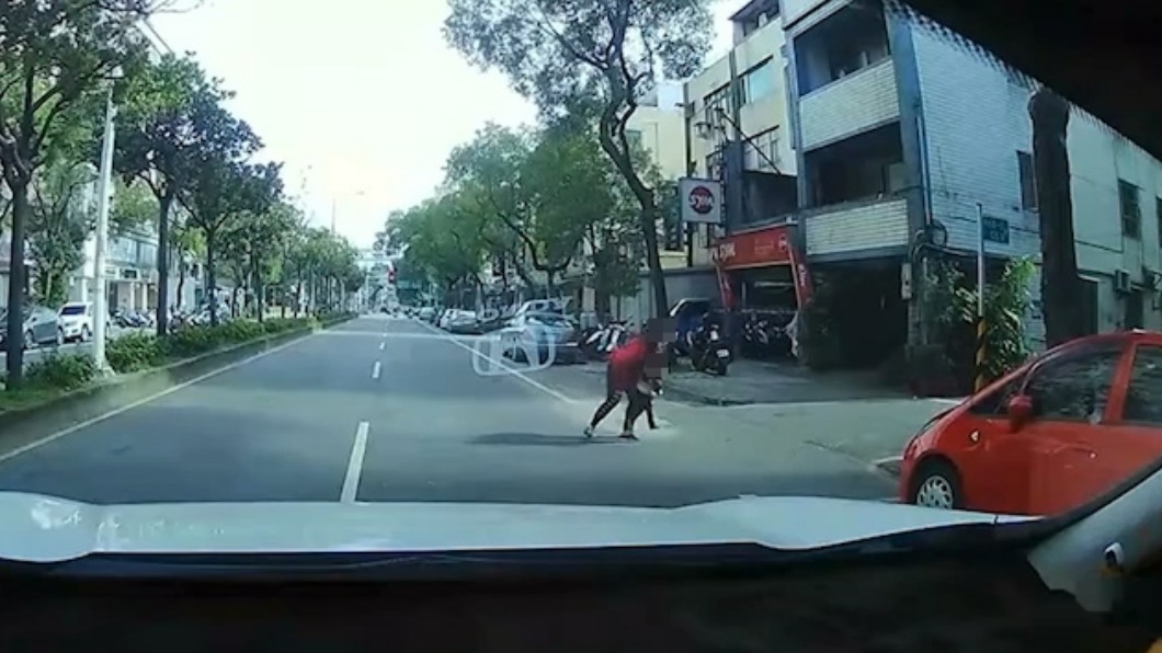 孩童家長把小朋友抱離現場。（圖／Facebook我是三峽人 iSanxia）