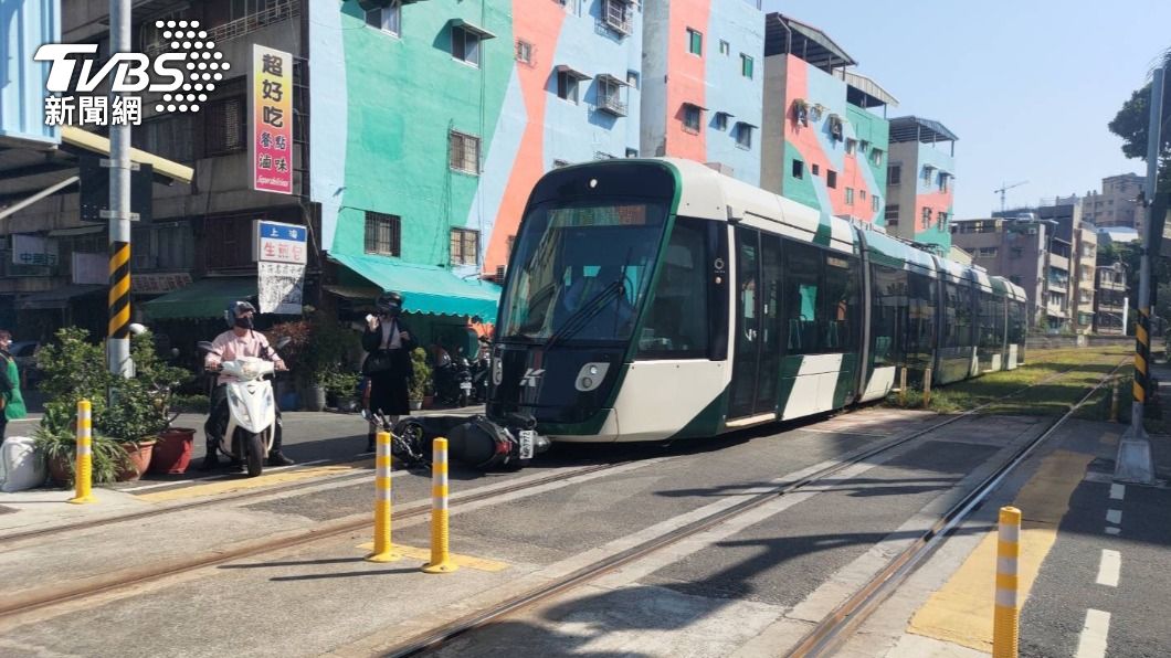 高雄輕軌又出事!女騎士闖黃燈撞列車 高捷喊賠