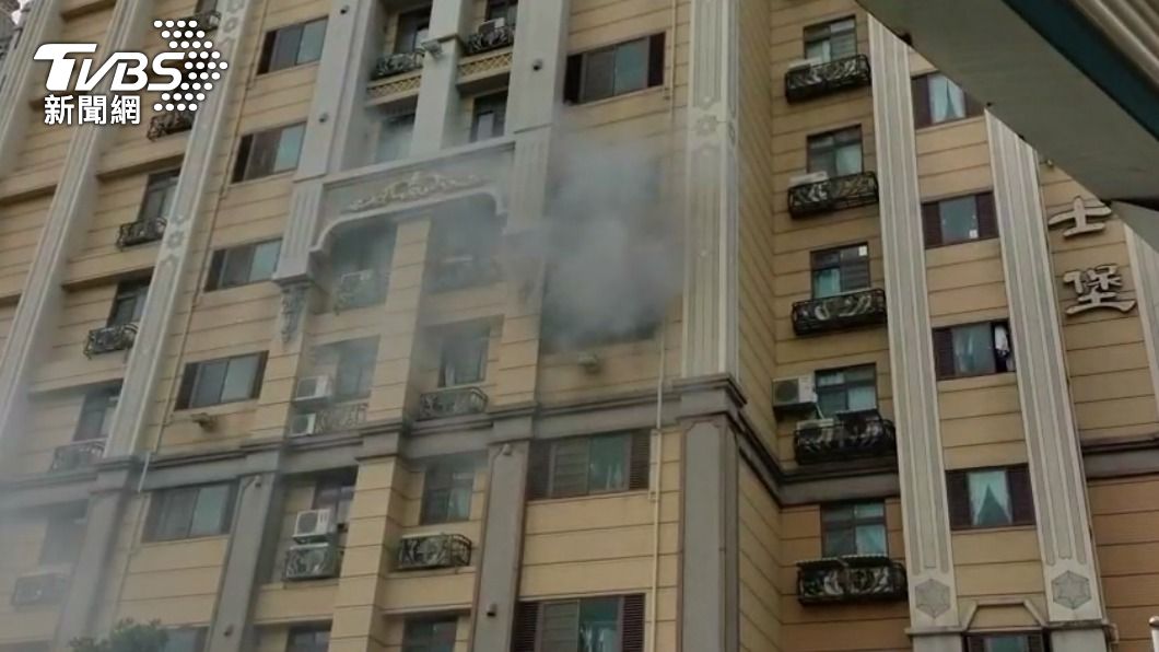 五股大樓突竄濃煙!4樓住戶廚房爐具起火 消防急救援