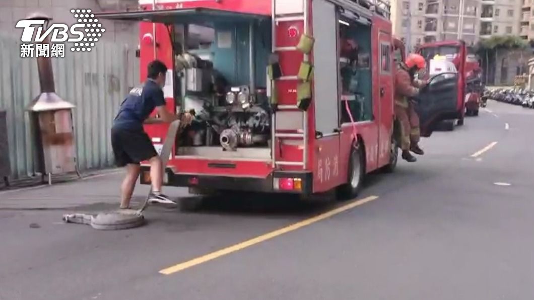 消防人員到場救火。(圖/TVBS)