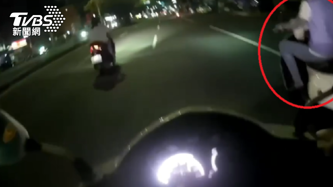 警方見前方機車改裝,將王男攔下,意外查獲贓車。(圖/警方提供)