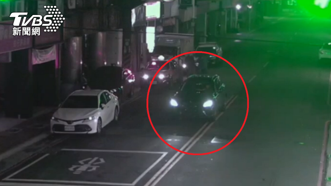 警方發現男子重回現場後立刻跟上。(圖/TVBS)
