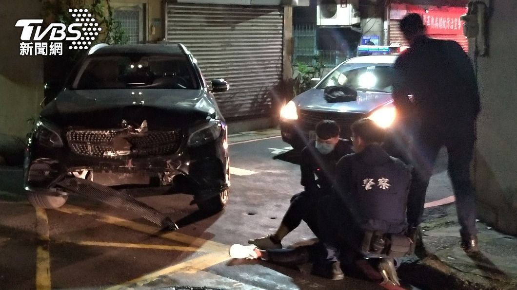 賓士男酒駕撞小黃逃 「躲警再自撞」大哭:幫女友買宵夜