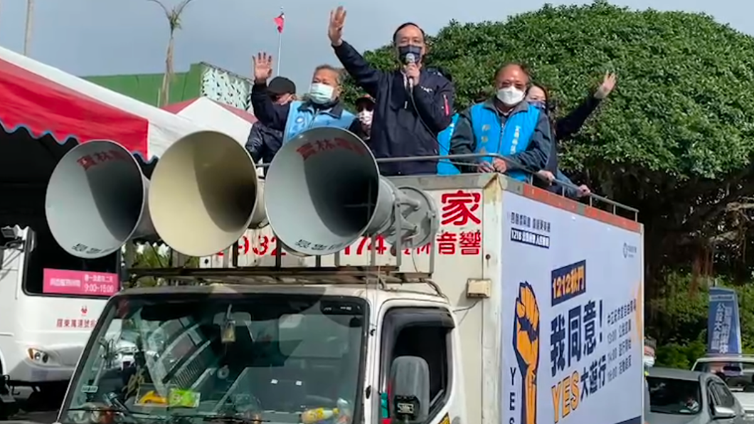 朱立倫站上戰車宣傳公投。(圖/國民黨提供)