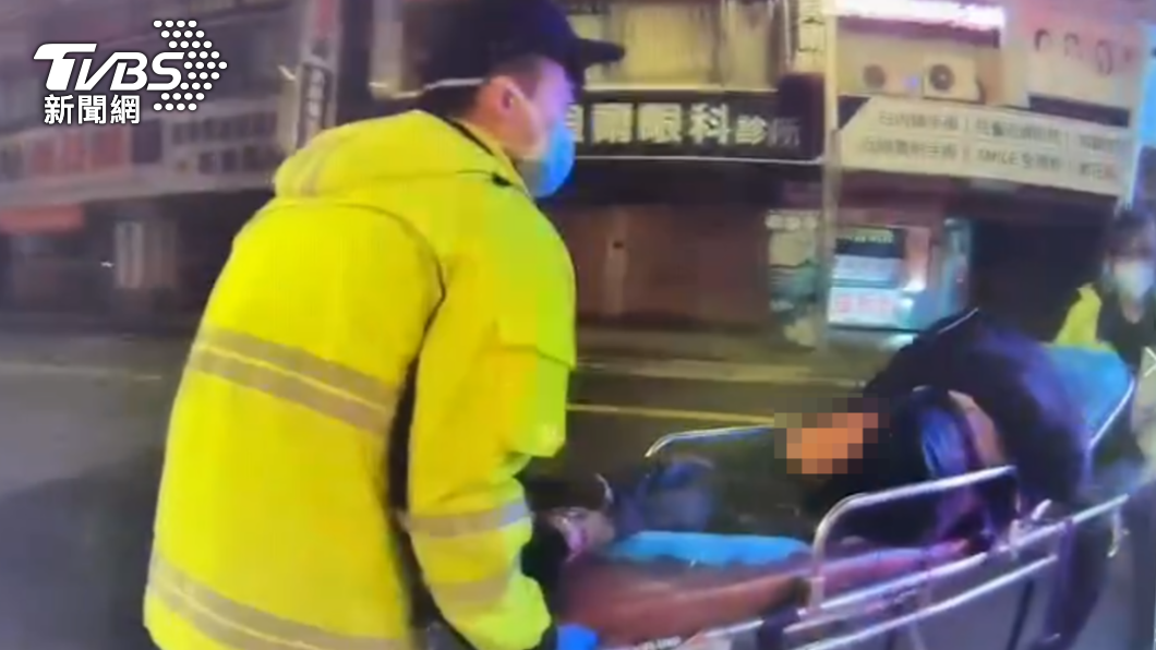男子手臂、大腿及臀部都被刺傷。(圖/TVBS)
