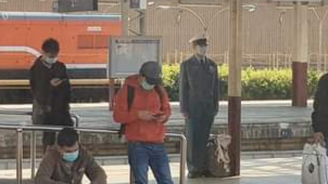 軍校生立正30分鐘候車網友盛讚　校方給榮譽假表揚