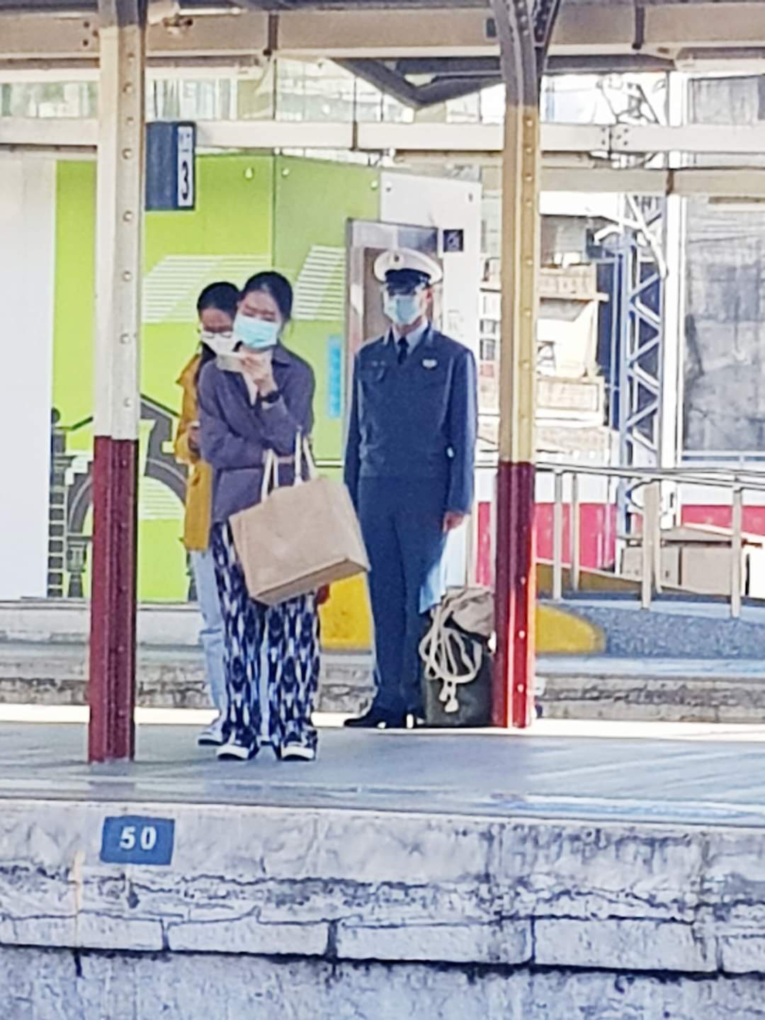 網友紛紛大讚軍校生的自律令人敬佩。（圖／翻攝自爆料公社）