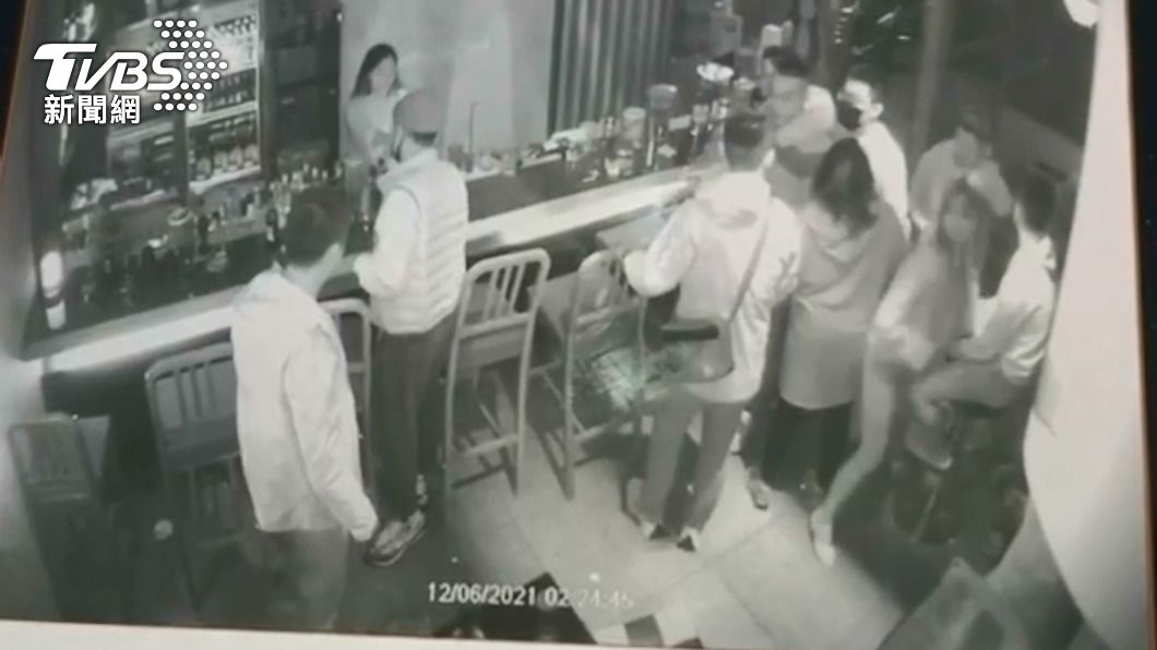 不滿鄰桌太吵掃興!21歲壽星酒吧內 持刀砍死外送員