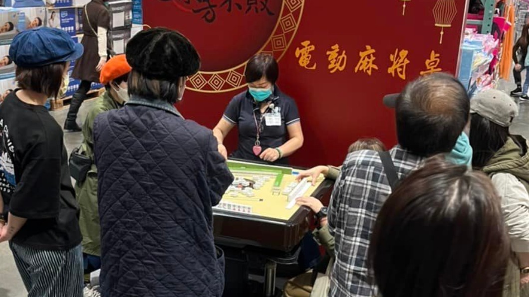 內湖好市多賣麻將桌的員工專門陪顧客打麻將。（圖／翻攝自Costco好市多 商品經驗老實說）