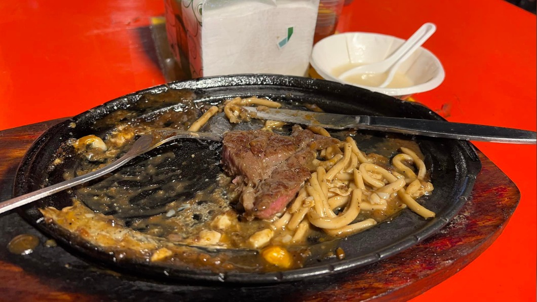 夜市牛排沒附餐包!奧客暴怒:王品都有 老闆2字勸退