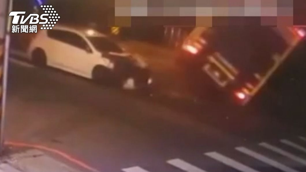 無敵大迴轉!超商物流車外側起步 遭直行車猛撞翻覆2傷