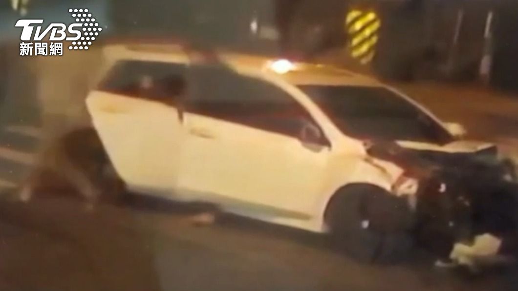 轎車上3人驚嚇逃離。(圖/TVBS)