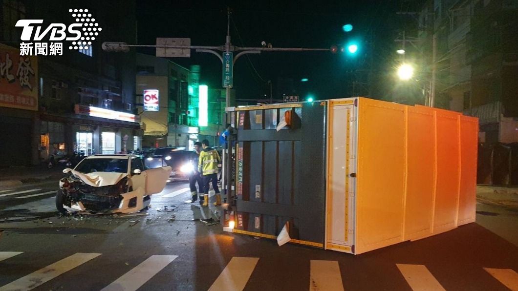 大貨車在路中央翻覆。(圖/TVBS)