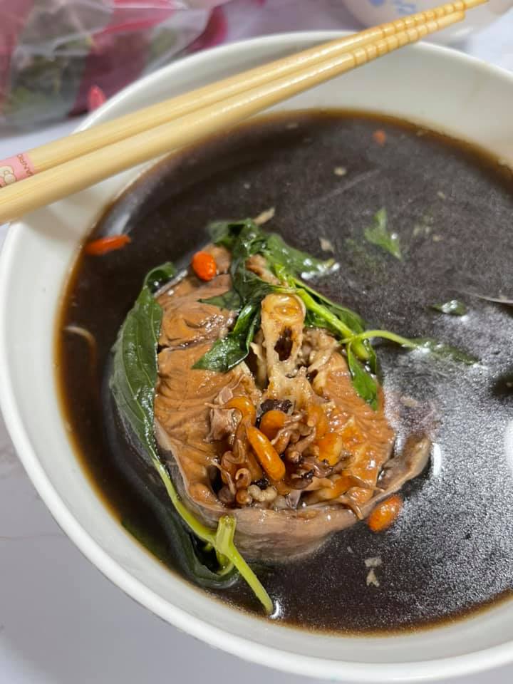 土虱內有神秘物。（圖／翻攝自爆廢公社臉書）