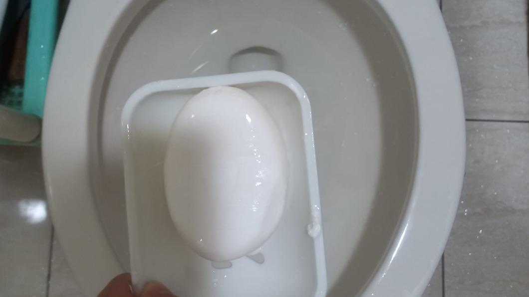 撲通!他手滑害肥皂跌入馬桶多天 達人曝妙招秒疏通