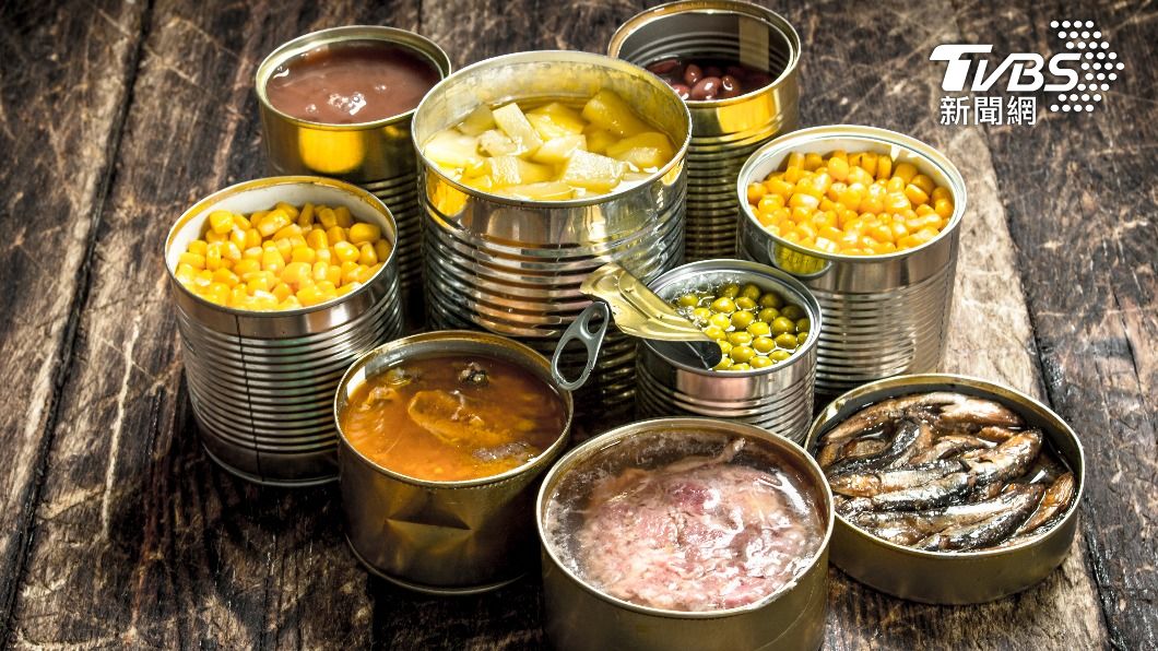 網友表示當兵時如果糧食不足,三餐都會吃戰備罐頭。(示意圖/shutterstock達志影像)