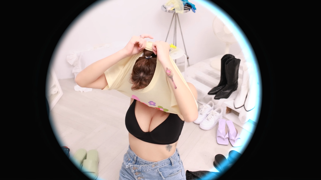 胸前超深溝。（圖／翻攝自林襄IG）