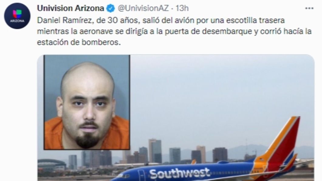 拉米瑞茲從機上一躍而下，嚇壞當時乘客與機組員。（圖／翻攝自@@UnivisionAZ Twitter）