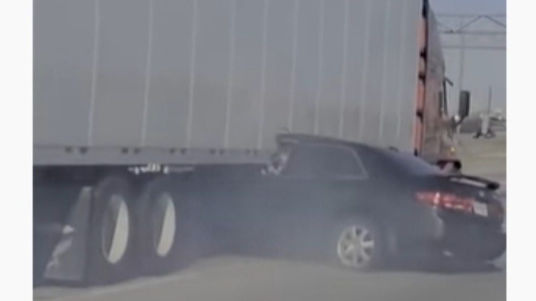 轎車撞貨車卡住遭拖行!女伸窗外揮手求教 驚險畫面曝