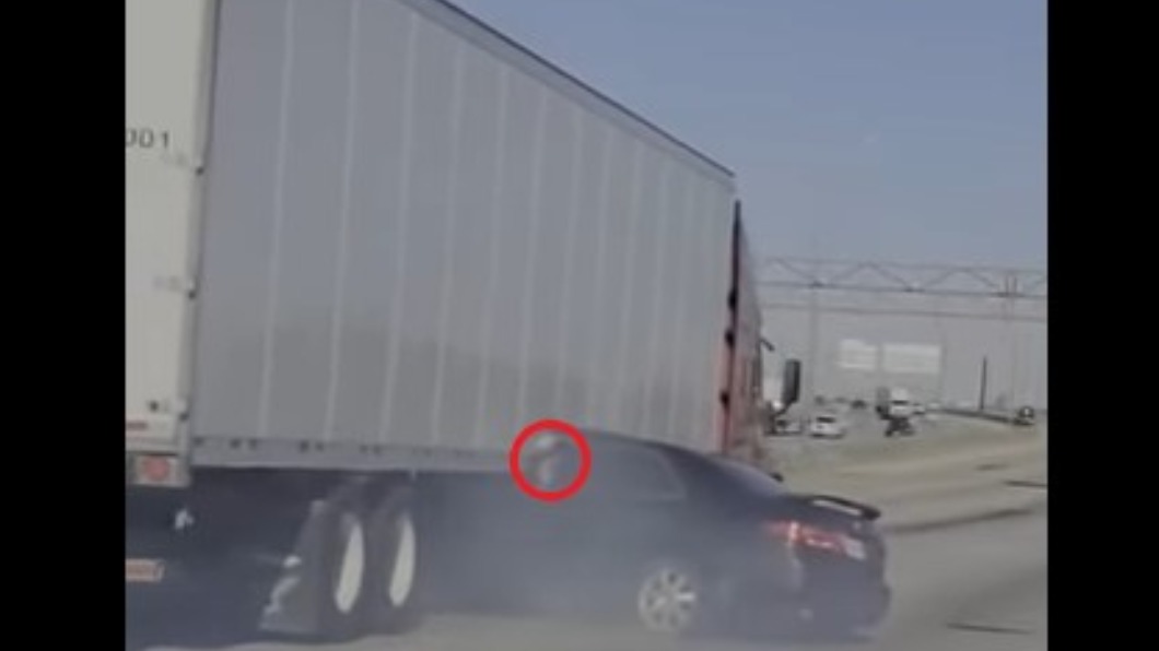 轎車繼續遭拖行,女駕駛向後車揮手求救。