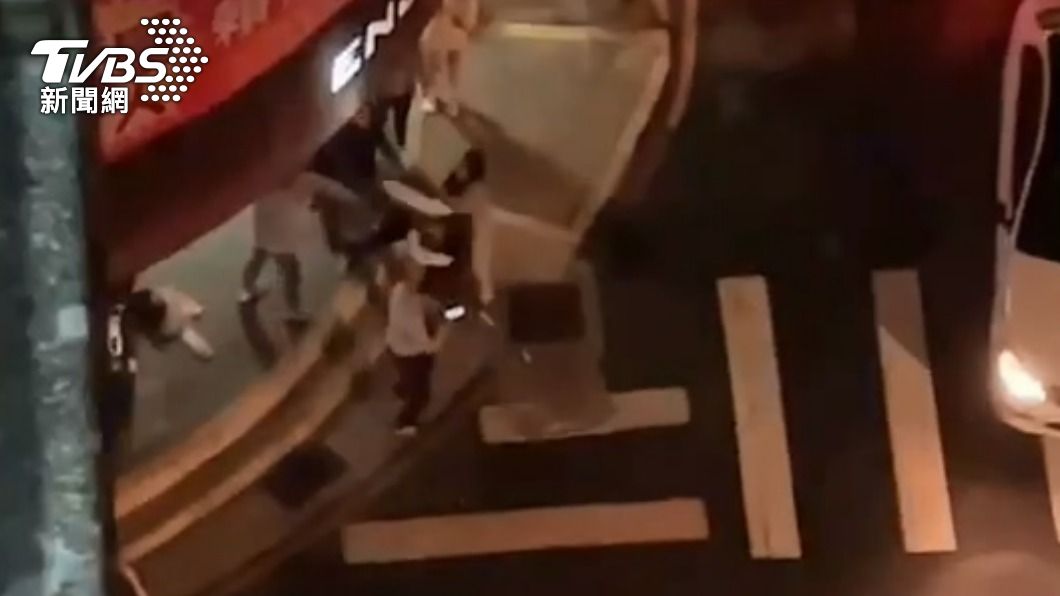 雙方從店內打到店外。(圖/TVBS)