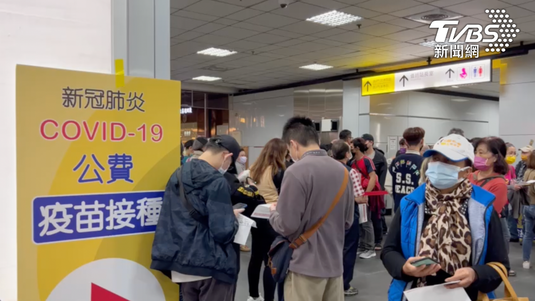 北車接種站排長長人龍。（圖／TVBS）