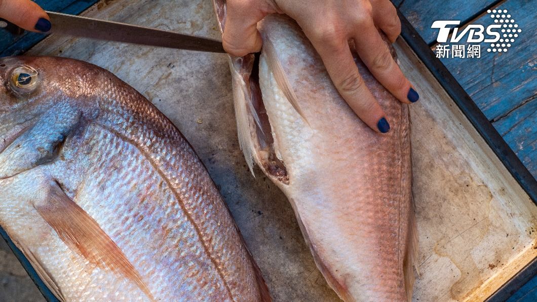 許多人在處理魚時,會直接把內臟丟掉。(示意圖/shutterstock達志影像)