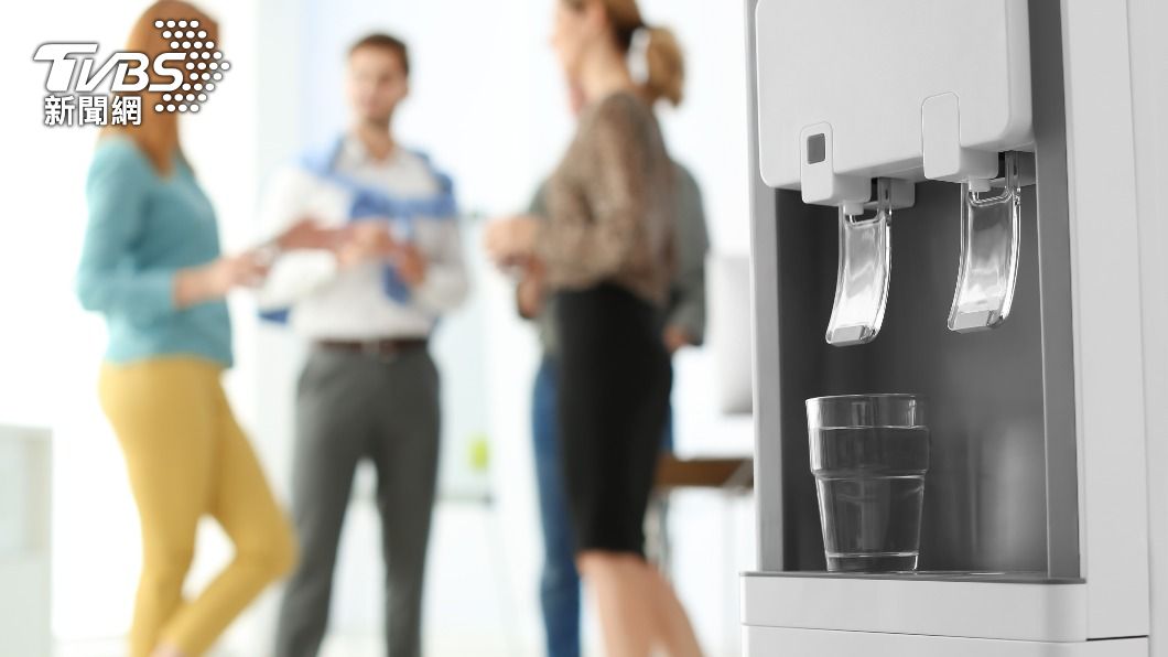 醫師指辦公室飲水機出水口最髒,幾乎沒有人會清潔。(示意圖/shutterstock達志影像)