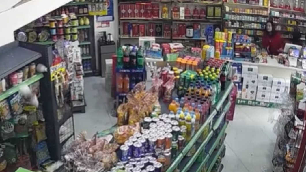 事發當下,顧店的超市店員受到驚嚇。(圖/翻攝自01 Unlisted v2 YT )