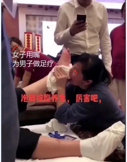 女技師用嘴幫男客做足療。(圖/翻攝自抖音)