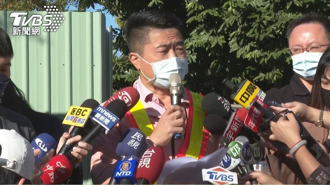 顏寬恒在招待所外受訪。(圖/TVBS)