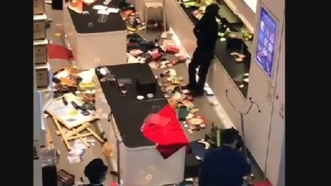 田中最後索性站在店裡等待。(圖/翻攝自TikTok影片)