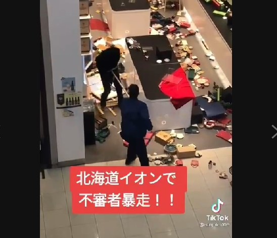 田中想走出店外卻一直被推開。(圖/翻攝自TikTok影片)