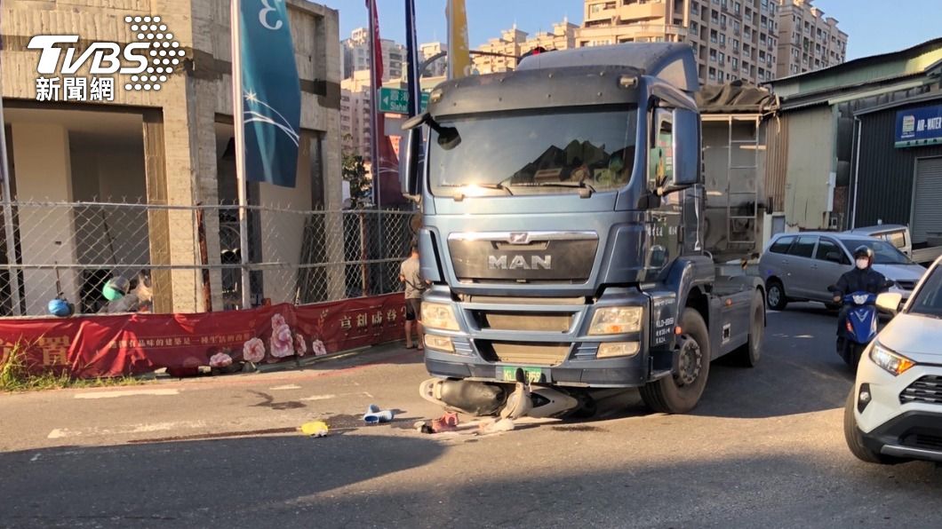 綠燈直行遭曳引車捲車底 雙載夫妻險成輪下亡魂