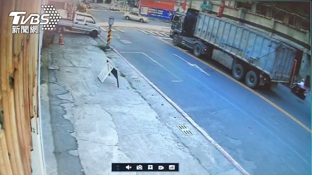 許多機車都沿著曳引車停紅燈。(圖/TVBS)