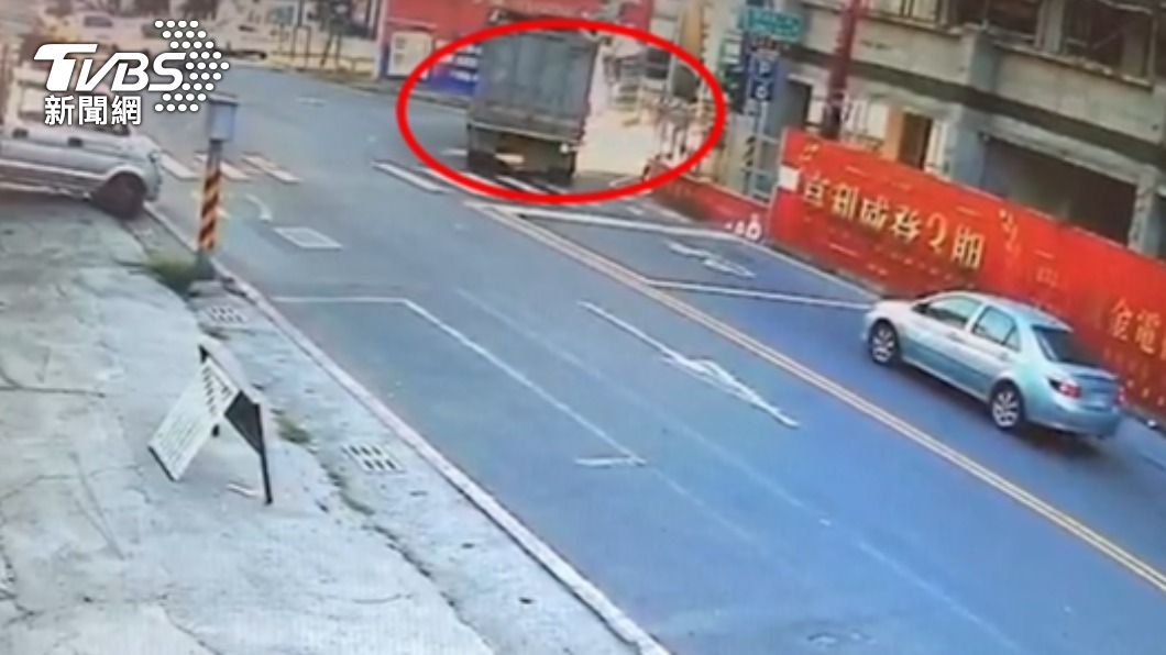 曳引車司機發現撞到人緊急煞車。(圖/TVBS)