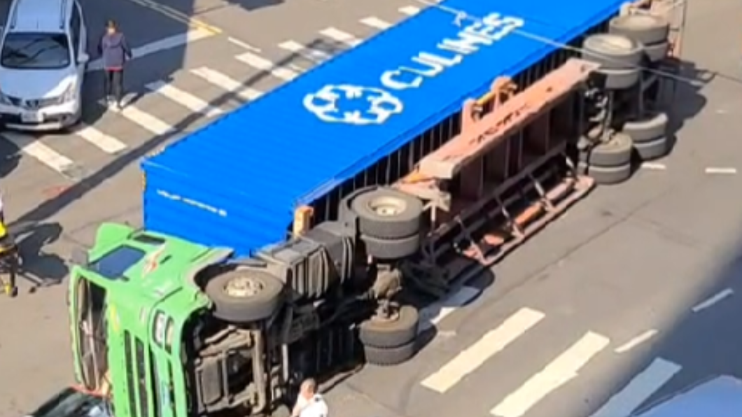 高雄曳引車一個急轉彎又甩尾 下秒橫躺馬路