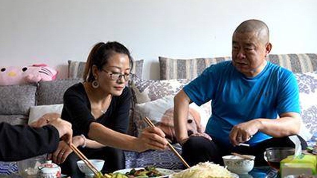 桂軍民現在有了新女友(左)。(圖/翻攝自澎湃新聞微博)