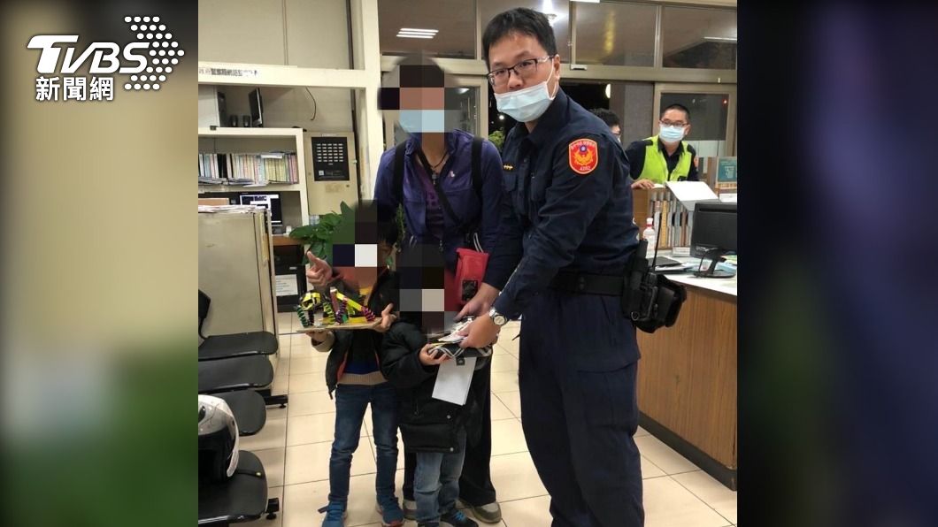 台中2幼童拾獲6千元！皮夾送至派出所　警大讚：好樣的