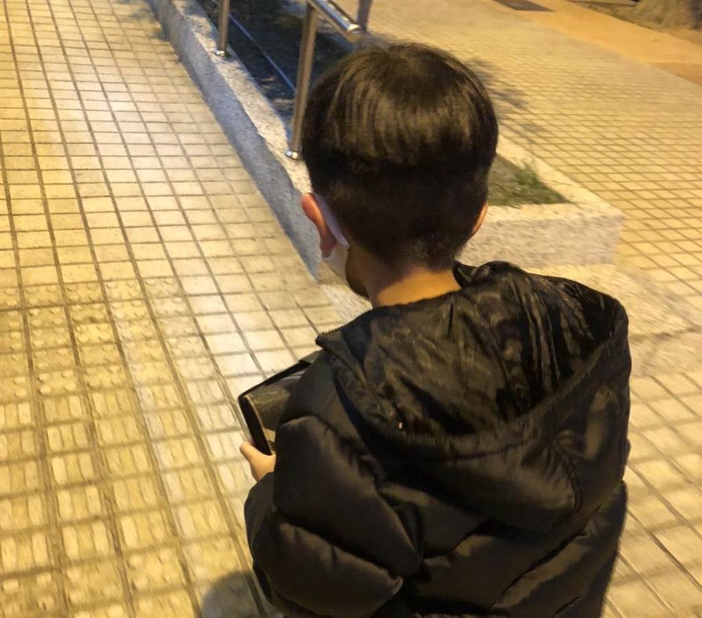 台中2名男童拾金不昧,將皮夾交給警察叔叔。(圖/警方提供)