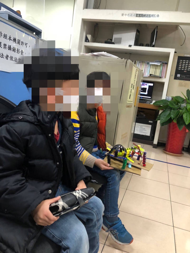 台中2名男童拾金不昧,將皮夾交給警察叔叔。(圖/警方提供)