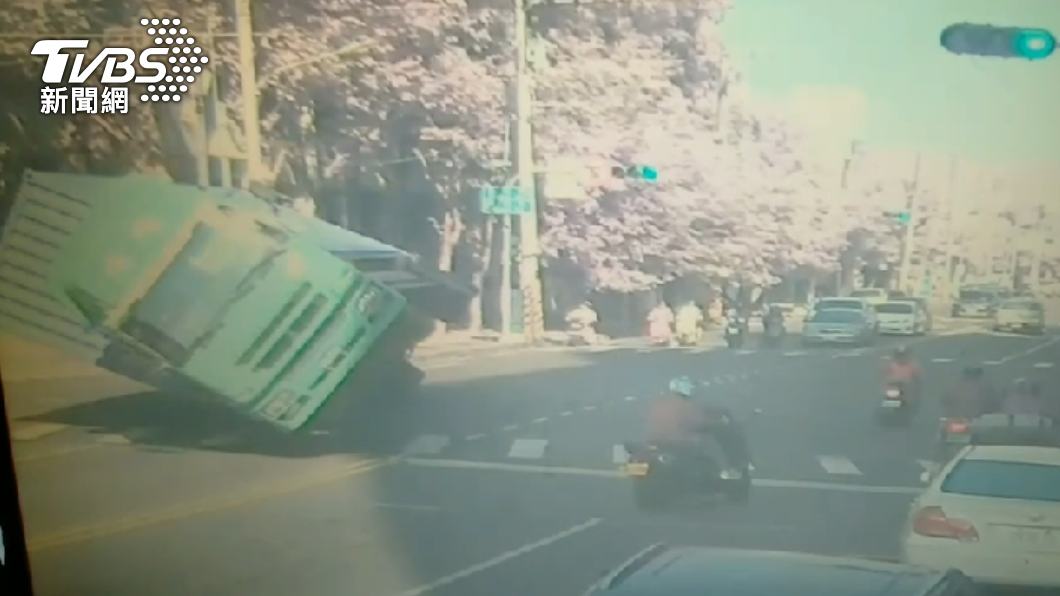 曳引車翻覆瞬間。(圖/警方提供)