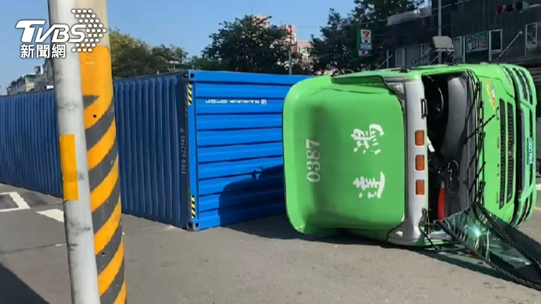 曳引車車速過快,轉彎不慎翻覆。(圖/警方提供)