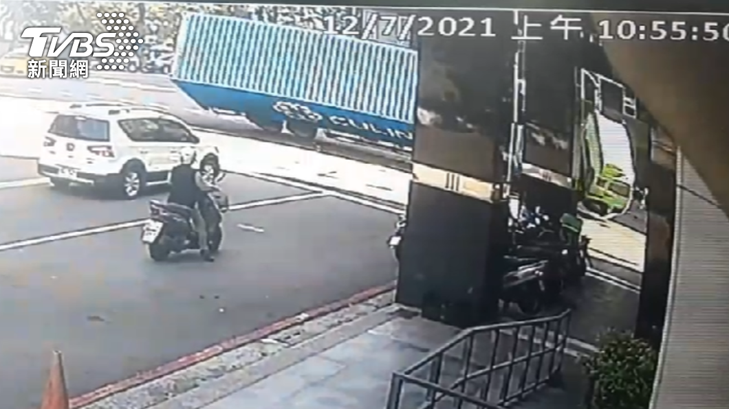 曳引車翻覆瞬間。(圖/警方提供)