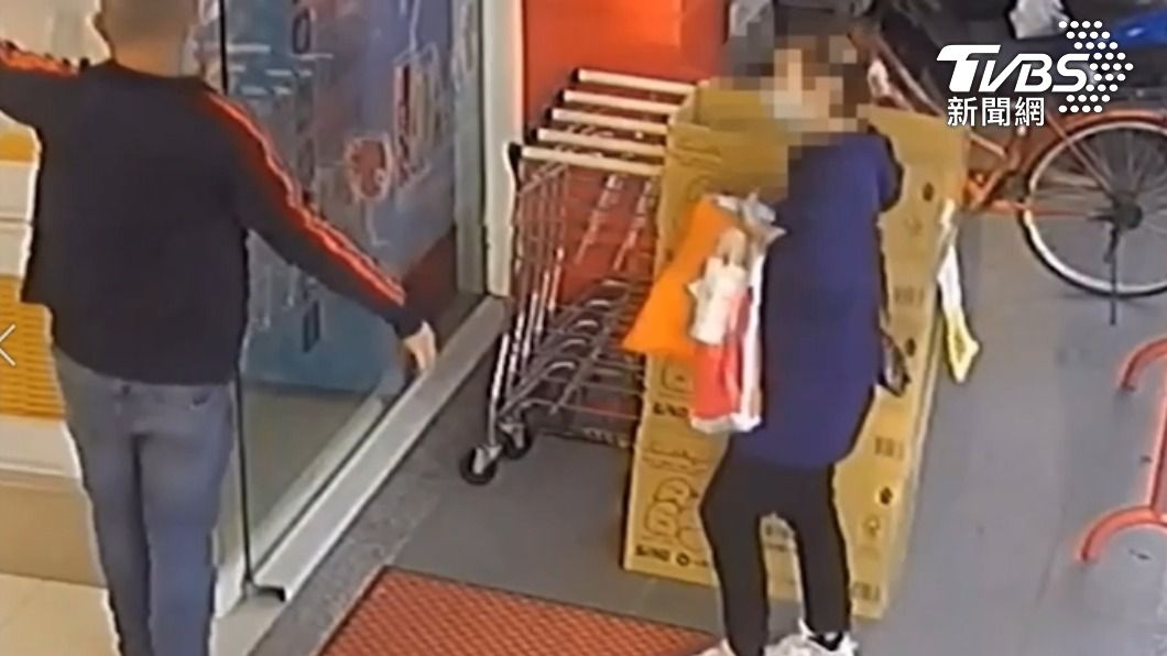 店長驚覺有異將林女叫回店內。(圖/TVBS)