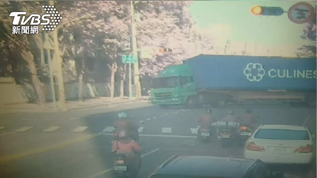 曳引車趁綠燈趕著左轉,下秒橫躺馬路。(圖/警方提供)
