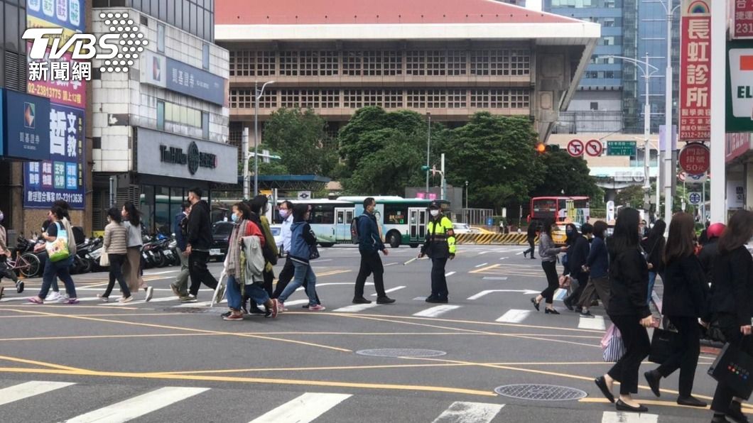 警方在百貨周邊進行交整勤務。（圖／TVBS）