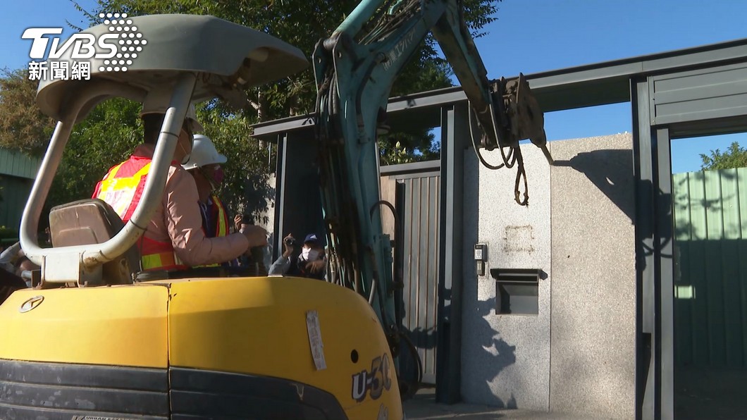 僅拆大門!顏寬恒違建遭質疑拆除緩慢 中市府:持續追蹤