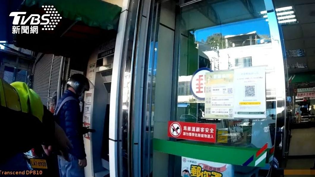 警方趕到郵局阻止婦人。(圖/TVBS)